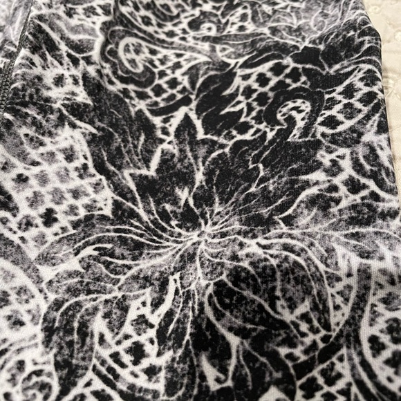 Lululemon Cropped Leggings - Picture 5 of 5